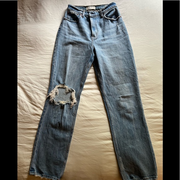 Abercrombie 90’s Curve Love Ultra High Rise Straight Jean - Picture 2 of 4